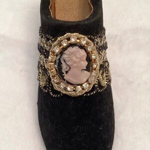 INTAGE Black Velvet  Miniature Shoe…Cameo Toe!
